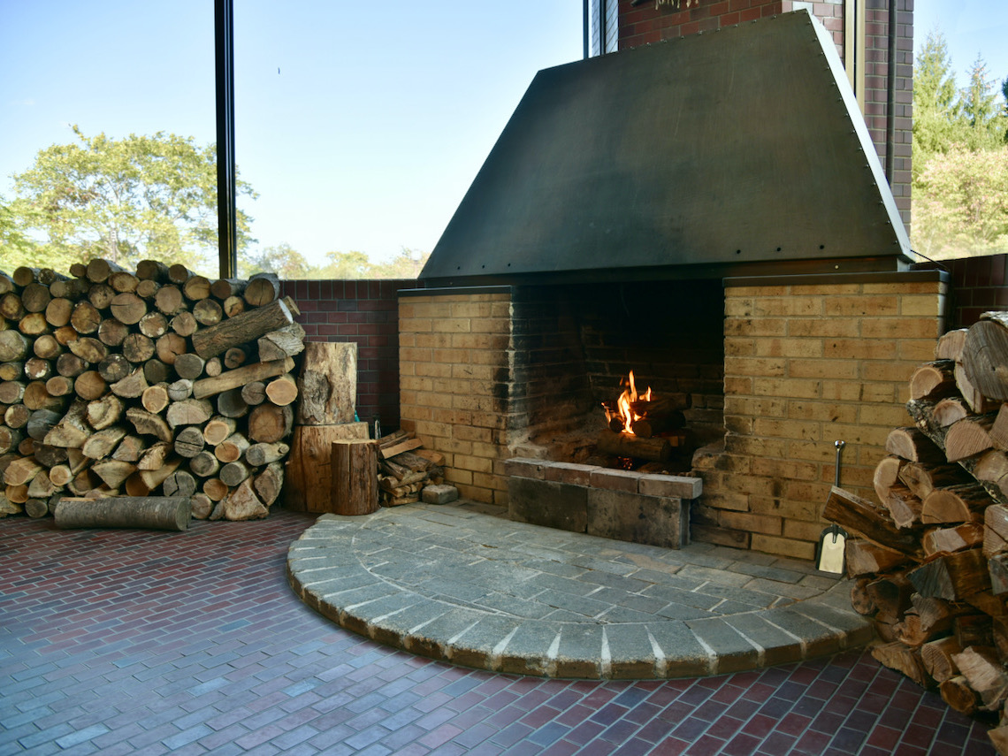 暖炉には、爆ぜにくく煙が少ない、よく乾いた薪がオススメです。